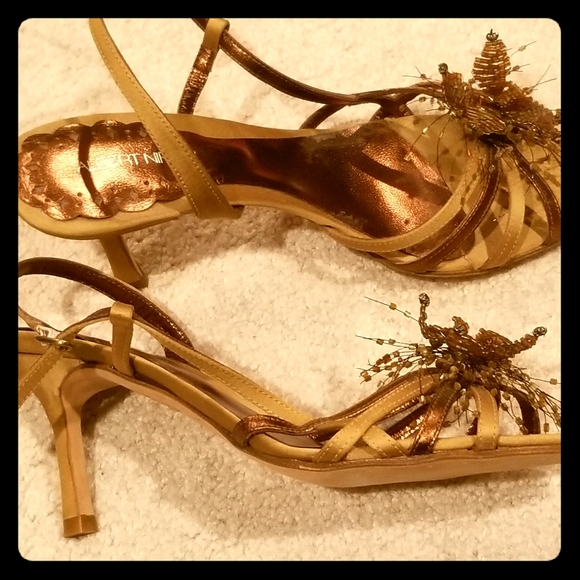 Designer sandals with beaded flower - Picture 1 of 3